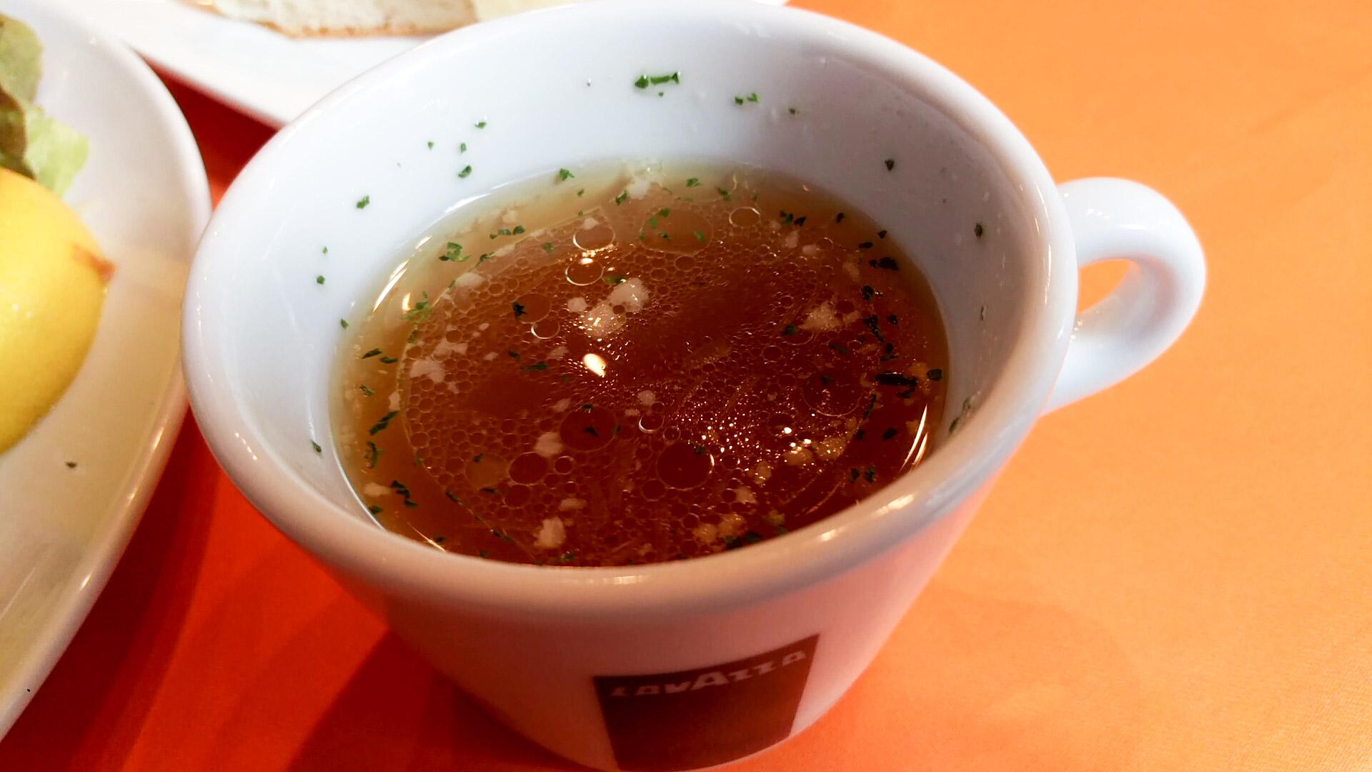 スープ。今回はコンビーフが具として沈んでいました。前回までと違う味のようです