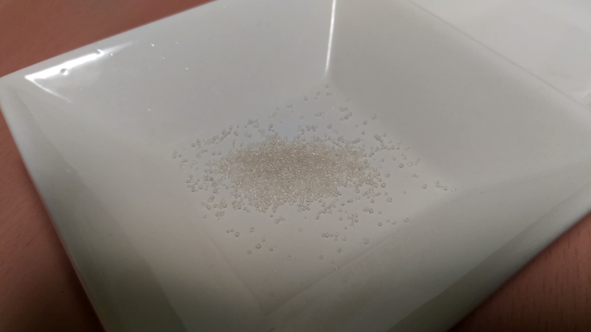 茶色い藻塩、違いがわかりにくいので白いお皿に載せてみた