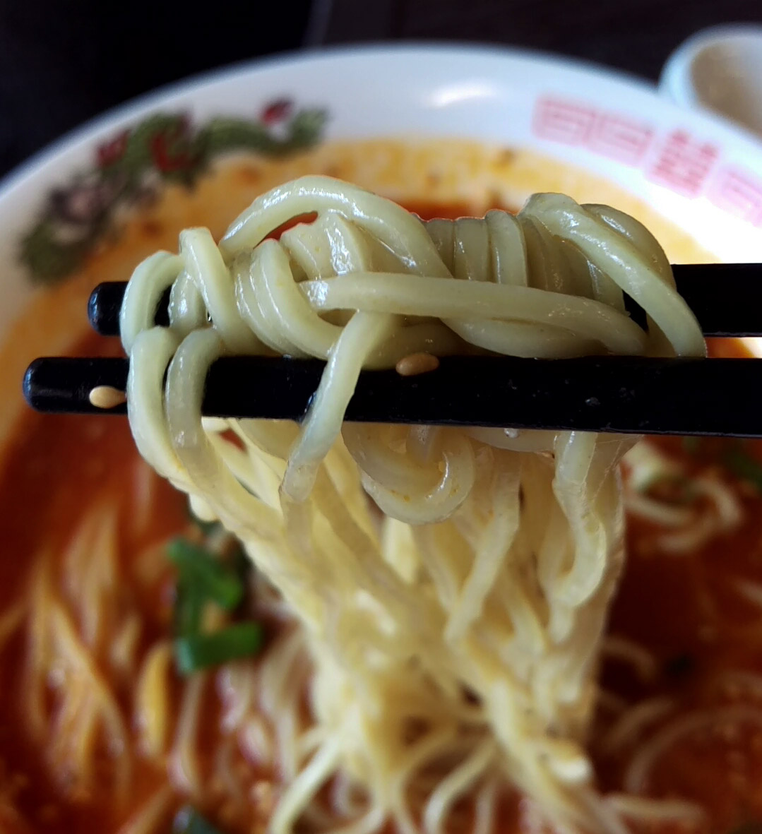 お箸は普通の1.2倍くらいの太さ。光沢のある太麺。ラーメンに使われるような麺